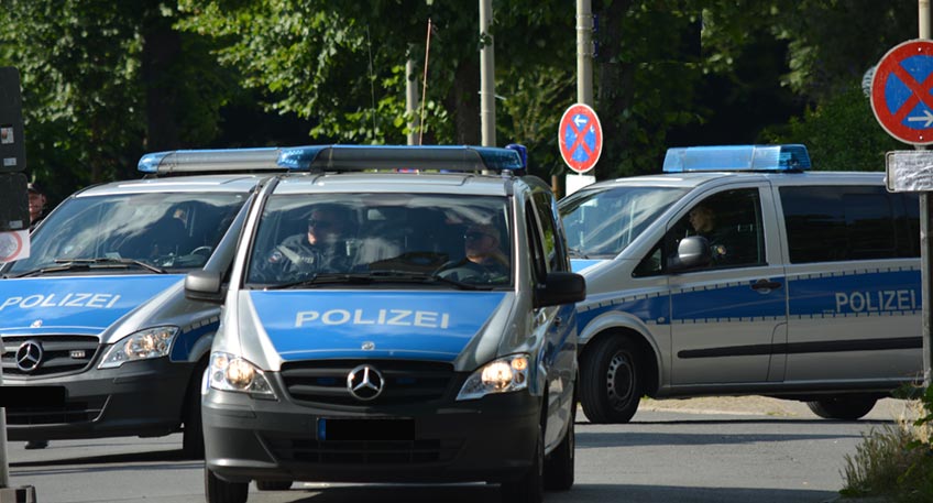 In einem umfangreichen Betäubungsmittelverfahren, welches sich gegen mehrere Beschuldigte richtet, hat die Polizeiinspektion Nienburg/Schaumburg in den frühen Morgenstunden des 16.04.2024 mit einem großen Kräfteaufgebot insgesamt 14 Durchsuchungsbeschlüsse in Niedersachen und Nordrhein-Westfalen umgesetzt.