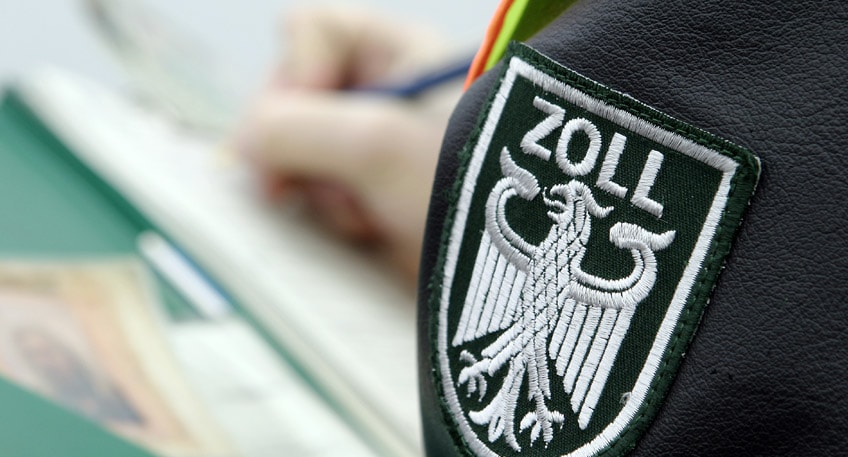 Am 20. März 2024 hat die Finanzkontrolle Schwarzarbeit des Zolls (FKS) eine bundesweite Schwerpunktprüfung in der Baubranche durchgeführt. Ziel der Überprüfungen der Baustellen war die Einhaltung sozialversicherungsrechtlicher Pflichten und des Mindestlohns sowie die Aufdeckung illegaler Beschäftigung, Scheinselbstständigkeit und sog. Leistungsbetrug.