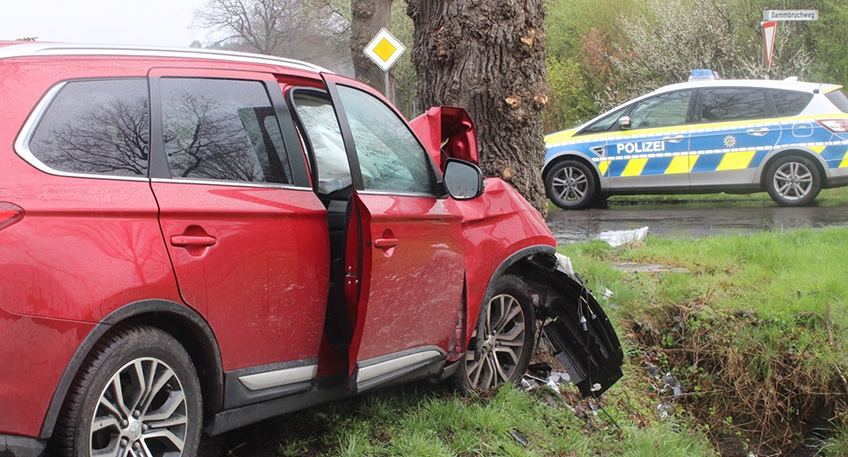 Ein 78 Jahre alter Autofahrer hat sich am Mittwochvormittag bei einem Zusammensto&szlig; mit einem Stra&szlig;enbaum schwere Verletzungen zugezogen.