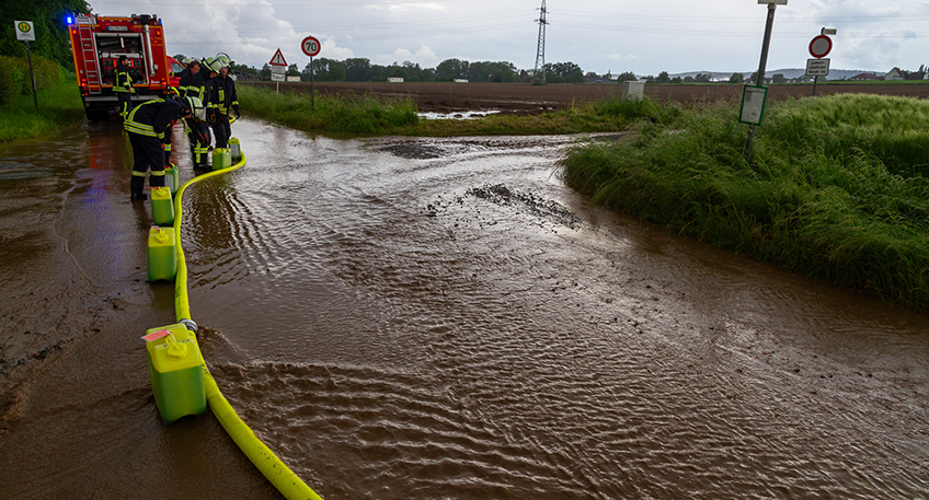 Die Freiwillige Feuerwehr Porta Westfalica wurde am Pfingssonntag zu Eins&auml;tzen in Folge von Starkregen alarmiert. In Hausberge waren zwei Keller betroffen, zu einer massiven &Uuml;berflutung kam es an den Ravensberger Str. / Allerbrink. 