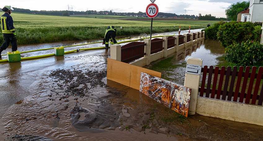 Die Freiwillige Feuerwehr Porta Westfalica wurde am Pfingssonntag zu Eins&auml;tzen in Folge von Starkregen alarmiert. In Hausberge waren zwei Keller betroffen, zu einer massiven &Uuml;berflutung kam es an den Ravensberger Str. / Allerbrink. 