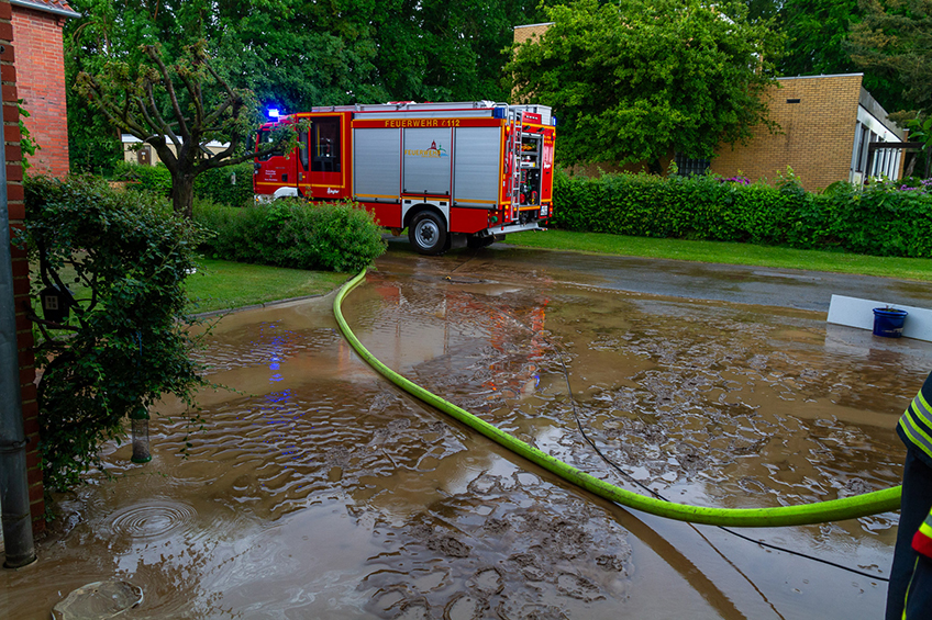 Die Freiwillige Feuerwehr Porta Westfalica wurde am Pfingssonntag zu Eins&auml;tzen in Folge von Starkregen alarmiert. In Hausberge waren zwei Keller betroffen, zu einer massiven &Uuml;berflutung kam es an den Ravensberger Str. / Allerbrink. 