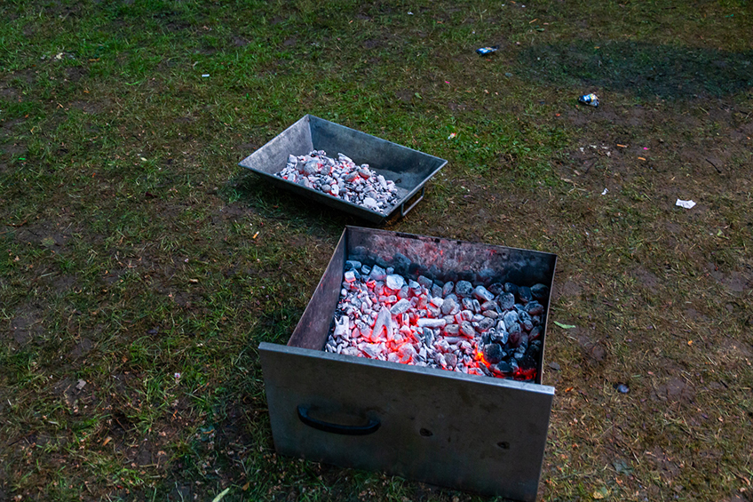Die Freiwillige Feuerwehr Porta Westfalica wurde am Pfingstmontag, 20.05.2024, um 20:57 Uhr auf das Festgel&auml;nde des Hausberger Freischie&szlig;ens alarmiert. Aus einem bereits verschlossenen Verkaufsstand drang dichter Rauch.