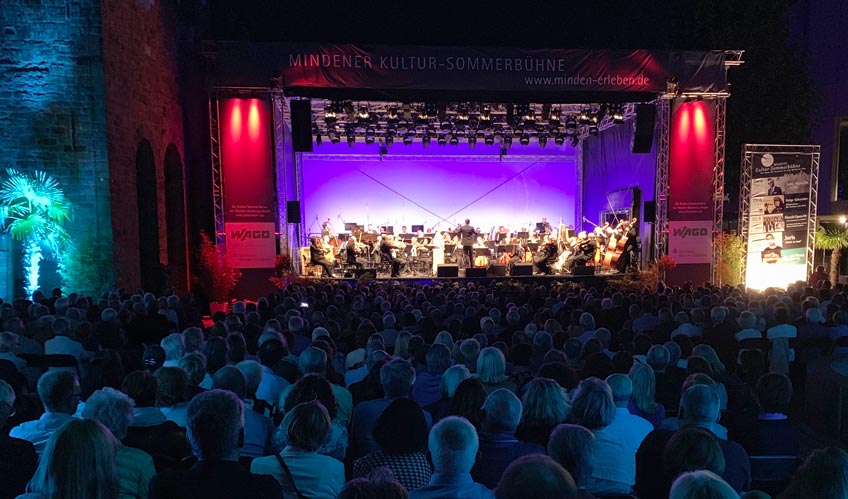 Als Veranstalter der Mindener Kultur-Sommerbühne weist die Minden Marketing GmbH darauf hin, dass von WAGO und der Sparkasse Minden-Lübbecke geförderte Konzert der Nordwestdeutsche Philharmonie unter dem Motto „Summertime“ am 23. August 2024 bereits ausverkauft ist.