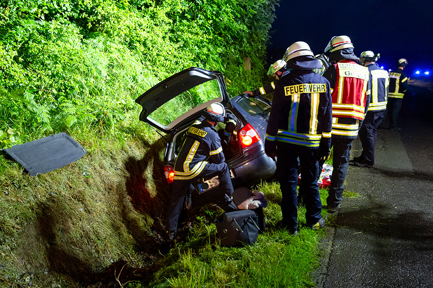 Die Freiwillige Feuerwehr Porta Westfalica wurde am Freitag, 21.06.2024, gegen 22:26 Uhr zu einem Verkehrsunfall mit einer eingeklemmten Personen im Ortsteil Lohfeld, Veltheimer Str. kurz vor dem Abzweig Am Fliegenbrink, alarmiert.