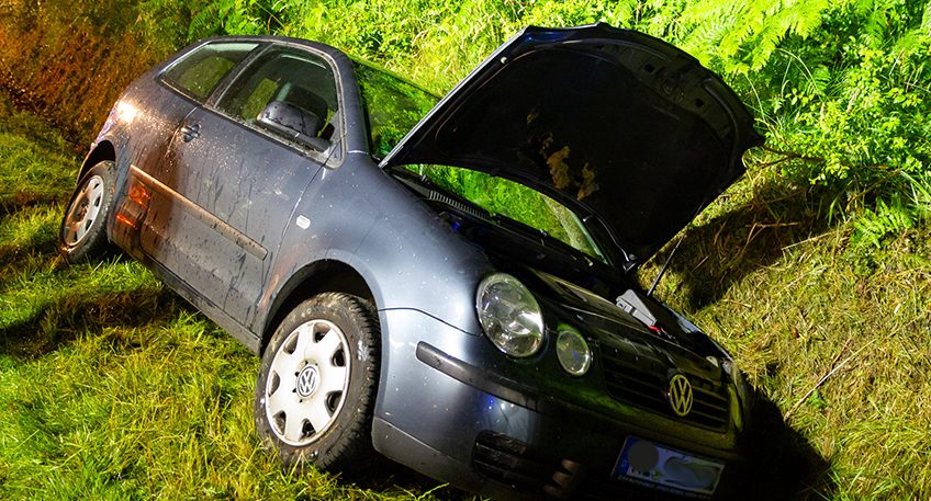 Die Freiwillige Feuerwehr Porta Westfalica wurde am Freitag, 21.06.2024, gegen 22:26 Uhr zu einem Verkehrsunfall mit einer eingeklemmten Personen im Ortsteil Lohfeld, Veltheimer Str. kurz vor dem Abzweig Am Fliegenbrink, alarmiert.