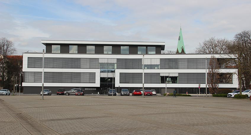 Die Industrie- und Handelskammer Ostwestfalen zu Bielefeld (IHK) warnt ihre Mitgliedsunternehmen aktuell vor zwei Phishing-E-Mails. Sie seien sogar mit dem aktuellen DIHK-Logo versehen.