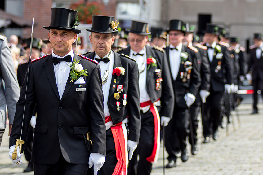 Nach der &uuml;beraus gelungenen R&uuml;ckkehr in die Mindener Innenstadt vor zwei Jahren wird vom 8. bis 11. August wieder zwischen Rathaus und Dom wieder Freischie&szlig;en gefeiert. &bdquo;Wir bringen Menschen zusammen&ldquo;, lautet das Motto des neuen Stadtmajors Christian Bremkes, auch die Adjutanten Thorsten Hunger und Justin M&ouml;ller erleben Mindens &auml;ltestes Fest erstmals in dieser Funktion.