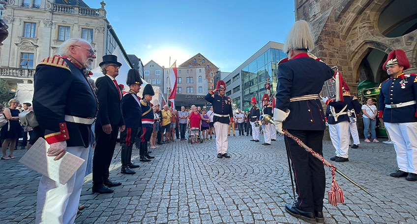 Nach der &uuml;beraus gelungenen R&uuml;ckkehr in die Mindener Innenstadt vor zwei Jahren wird vom 8. bis 11. August wieder zwischen Rathaus und Dom wieder Freischie&szlig;en gefeiert. &bdquo;Wir bringen Menschen zusammen&ldquo;, lautet das Motto des neuen Stadtmajors Christian Bremkes, auch die Adjutanten Thorsten Hunger und Justin M&ouml;ller erleben Mindens &auml;ltestes Fest erstmals in dieser Funktion.