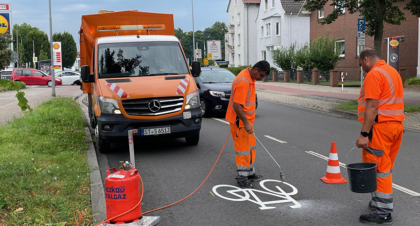 Das ist auch interessant: L772: Schadstellensanierung auf der Hartumer Straße in Hille  nachtfrequenz 2024 bietet Festival, Graffiti und Gaming  Aktuelle Verkehrsmeldungen  Hier wird geblitzt  Anzeige Eigenanzeige-HaMi-2020-55cent-848x457
