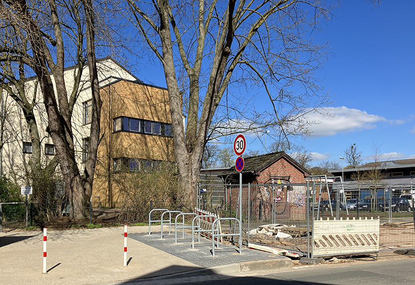 Das ist auch interessant: L772: Schadstellensanierung auf der Hartumer Straße in Hille  nachtfrequenz 2024 bietet Festival, Graffiti und Gaming  Aktuelle Verkehrsmeldungen  Hier wird geblitzt  Anzeige Eigenanzeige-HaMi-2020-55cent-848x457