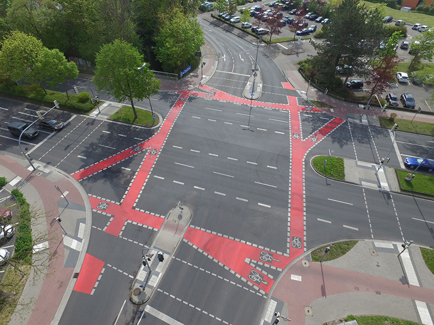 Das ist auch interessant: L772: Schadstellensanierung auf der Hartumer Straße in Hille  nachtfrequenz 2024 bietet Festival, Graffiti und Gaming  Aktuelle Verkehrsmeldungen  Hier wird geblitzt  Anzeige Eigenanzeige-HaMi-2020-55cent-848x457