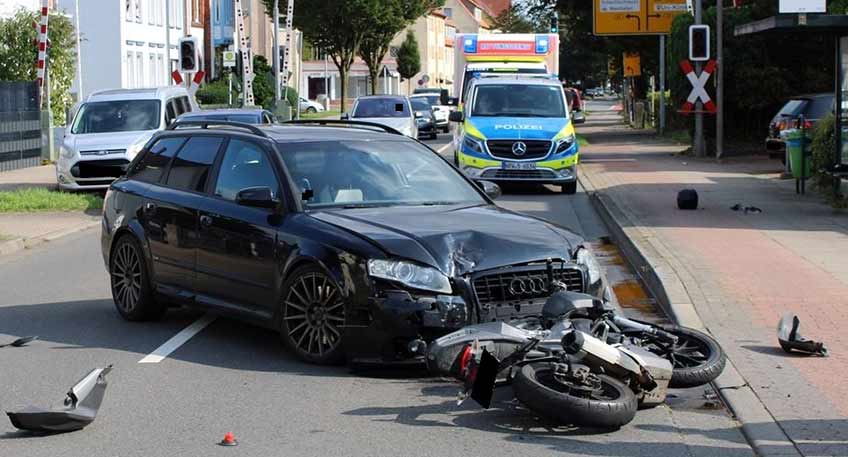 Im Bereich der Einmündung Hahler Straße zur Nettelbeckstraße kollidierte am Samstag (14.09.) ein abbiegender Autofahrer mit einem entgegenkommenden Zweirad. Dessen Fahrer zog sich schwere Verletzungen zu.