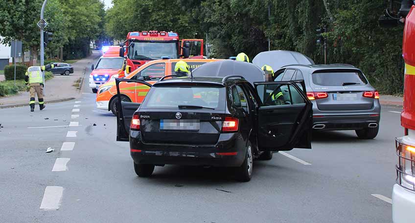 Bei einem Zusammenstoß dreier Pkws auf der Weserstraße haben sich am frühen Sonntagabend sechs Personen leichte Verletzungen zugezogen - darunter auch drei Kinder.