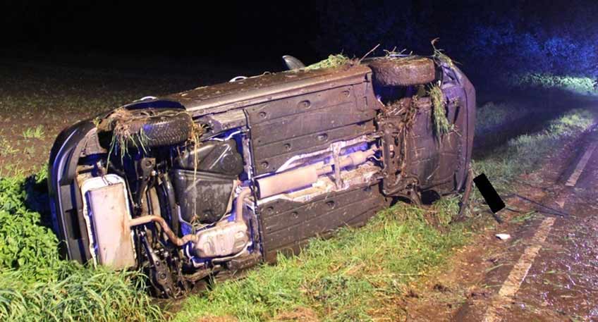 Ein 25 Jahre alter Autofahrer hat bei einem Verkehrsunfall in der Nacht zu Sonntag offenbar leichte Verletzungen erlitten.