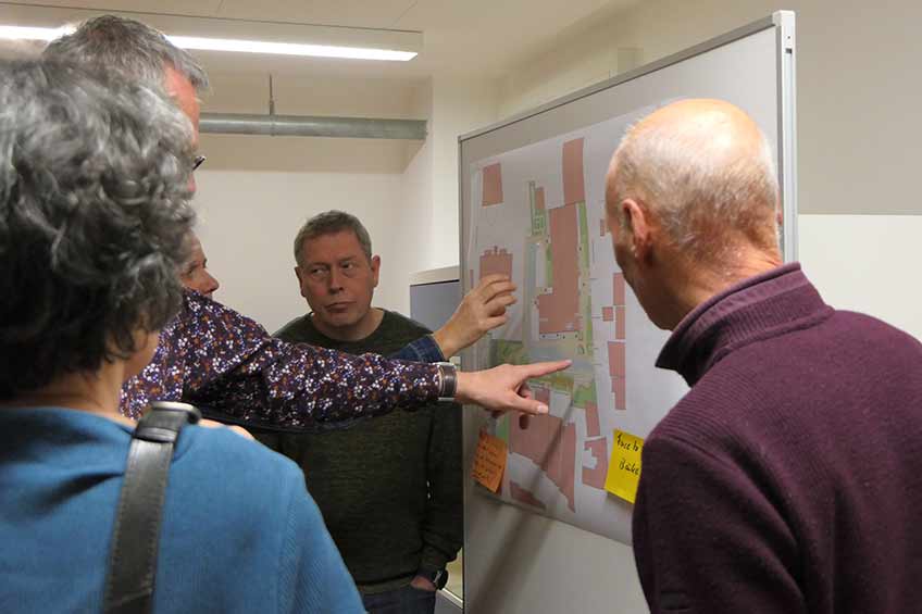 Über 30 Mindener nutzten am Montag (11. November) die Möglichkeit einen Blick auf den ersten Entwurf für die Neugestaltung des „Altstadtquartiers am Roten Gebäude“ in der Oberen Altstadt zu werfen.