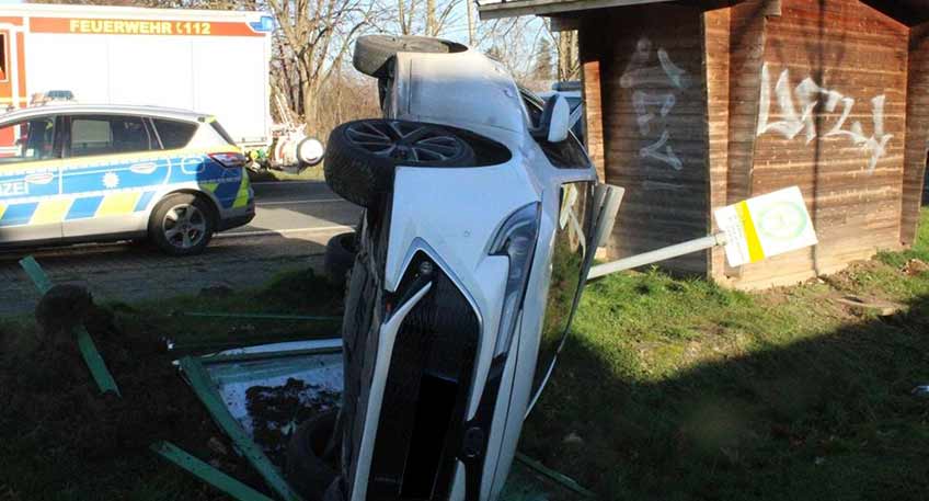 Ein Autofahrer verlor am Sonntagmittag auf der Bergkirchener Straße bei Dützen die Kontrolle über seinen Wagen. Das Fahrzeug schleuderte in der Folge auf den Seitenstreifen. Alle drei Fahrzeuginsassen zogen sich leichte Verletzungen zu.