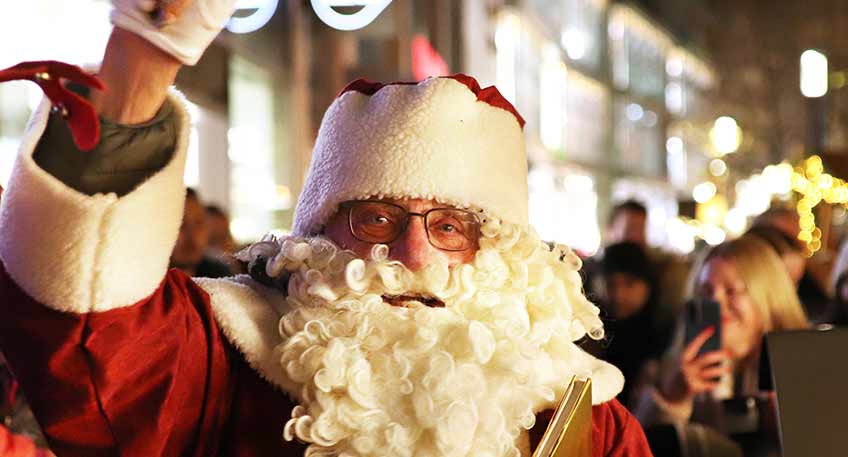 Am Freitag, 6. Dezember 2024, ist es wieder soweit: Der Nikolaus und sein treuer Helfer machen Halt auf dem Mindener Weihnachtsmarkt. Für die kleinen Besucher ist der Besuch des Nikolaus einer der Höhepunkte der Adventszeit in Minden.