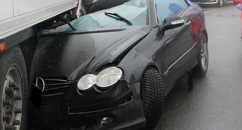 Bei einem Verkehrsunfall auf der Dresdner Straße hat sich am Freitagmittag ein 22 Jahre alter Autofahrer offenbar leichte Verletzungen zugezogen.