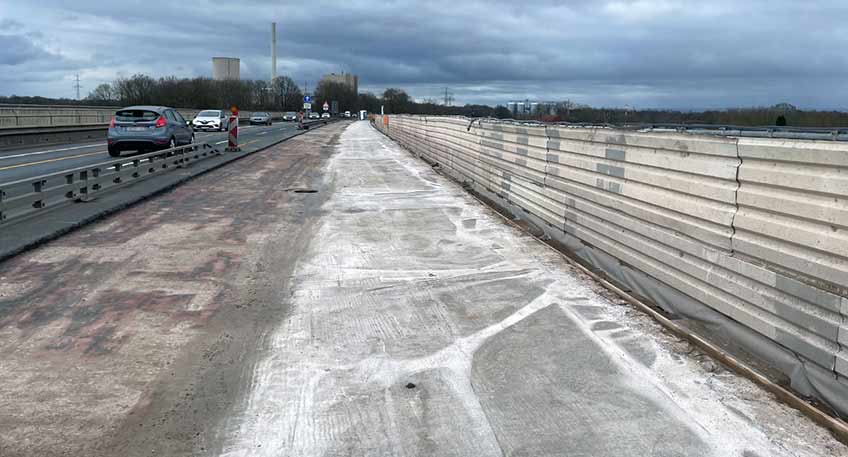 Im Herbst 2024 wurden im Rahmen der Instandsetzungsarbeiten auf der Weserbrücke (L770) unerwartet Schäden am Überbaubeton festgestellt, die den ursprünglich geplanten Bauablauf und Zeitplan der Sanierung beeinflusst haben. Seit dieser Woche gehen die Arbeiten mit Vorbereitungen zur Montage von Entwässerungsleitungen weiter.