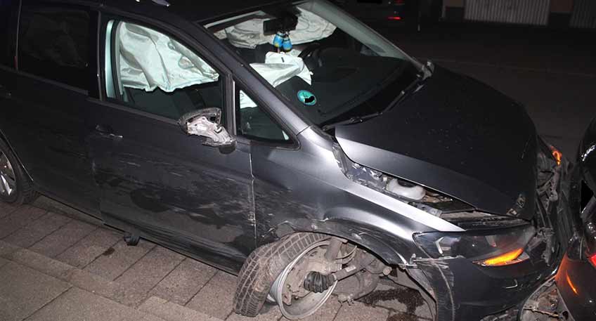 Eine Autofahrerin verlor in den Abendstunden des Dienstags im Stadtteil Rechtes Weserufer die Kontrolle über ihr Auto und krachte in fünf geparkte Autos. Mutmaßlich war die Frau alkoholisiert.