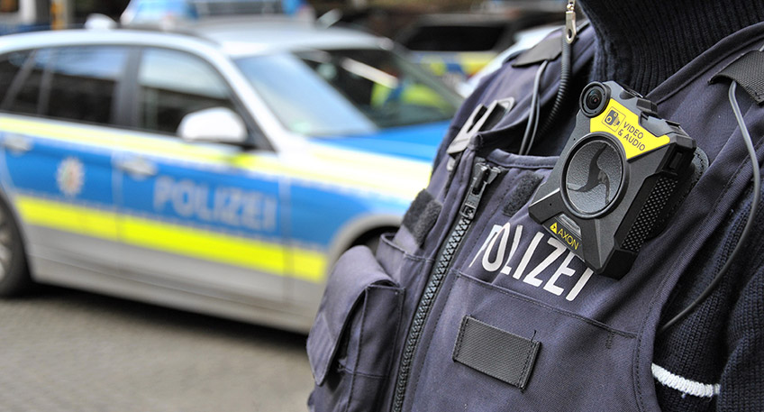 Am Mittwoch, 26.02.2025, kam es zu Schussabgaben in der Bielefelder Innenstadt vor dem Landgericht Bielefeld, nach einem Hauptverhandlungstag in dem Prozess um das Tötungsdelikt an einem Ex-Profiboxer. Hierbei wurden vier Personen verletzt.