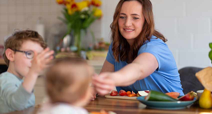 In Kitas, die selbst kochen, nimmt die Speiseplanung jede Woche viel Zeit in Anspruch. Welche Gerichte sind ausgewogen, kindgerecht und saisonal? Wie lassen sich Mengen genau auf die Kinderzahl anpassen? Und wann bleibt noch Zeit für die eigentliche Zubereitung? Hier setzt Clara an – die digitale Küchenkraft, die mitdenkt und den gesamten Planungsprozess in nur wenigen Minuten erledigt.