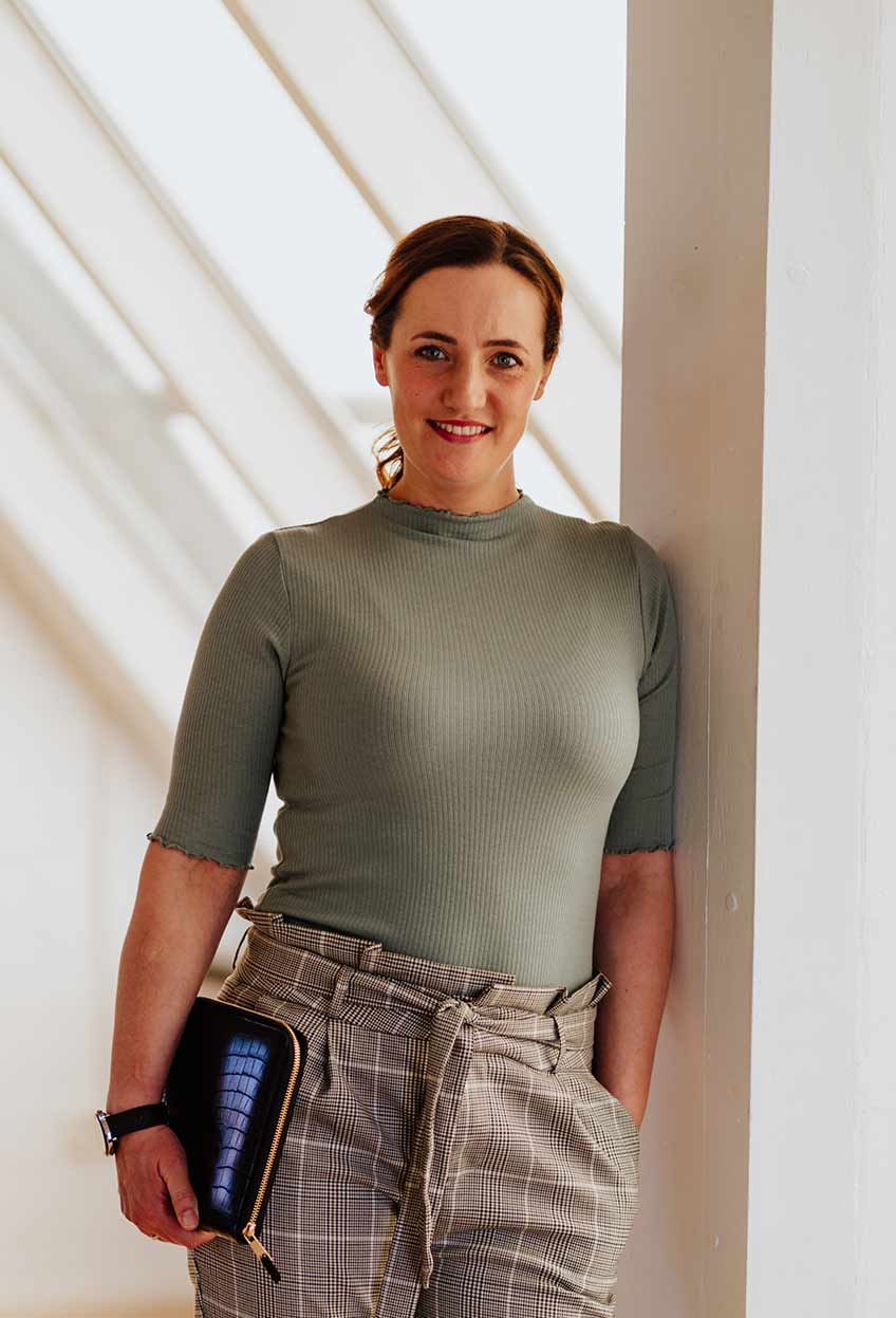 In Kitas, die selbst kochen, nimmt die Speiseplanung jede Woche viel Zeit in Anspruch. Welche Gerichte sind ausgewogen, kindgerecht und saisonal? Wie lassen sich Mengen genau auf die Kinderzahl anpassen? Und wann bleibt noch Zeit für die eigentliche Zubereitung? Hier setzt Clara an – die digitale Küchenkraft, die mitdenkt und den gesamten Planungsprozess in nur wenigen Minuten erledigt.