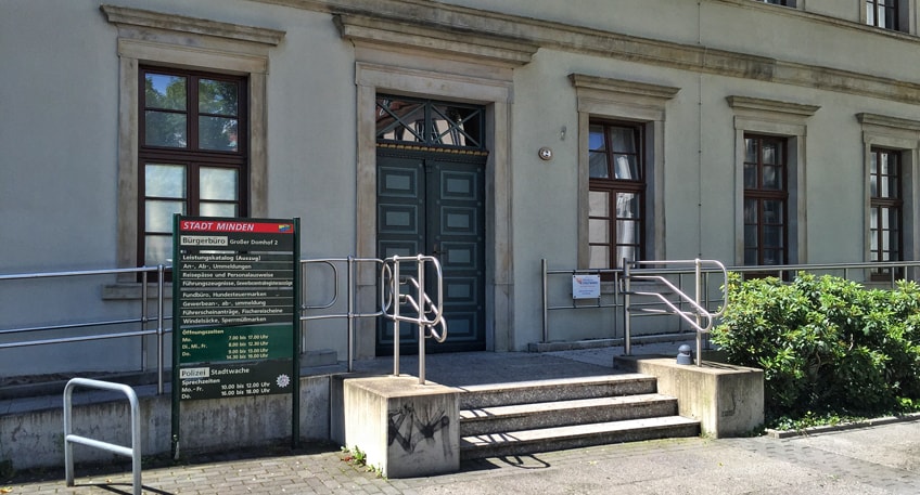 Aufgrund von Personalengpässen, Einarbeitung und Softwareumstellungen sind die Ausländer- und die Einbürgerungsbehörde der Stadt Minden derzeit nur eingeschränkt erreichbar. Die Kolleg*innen bitten daher derzeit von Nachfragen zu bereits gestellten Anträgen abzusehen und bitten um Verständnis, dass die Bearbeitungsdauer derzeit länger als üblich ist.