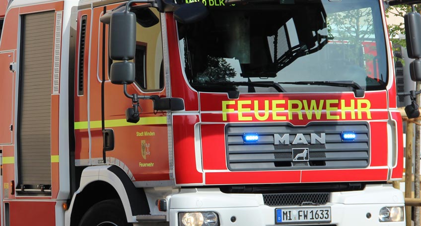 Unbekannte Täter legten in der Nacht zu Dienstag, 04.03.2025, einen Brand in einem Wohn- und Geschäftsgebäude in der Simeonstraße. Eine Mordkommission hat die Ermittlungen übernommen, da nur durch das schnelle Löschen des Feuers eine Ausbreitung und eine anzunehmende Lebensgefahr der Bewohner verhindert werden konnte.