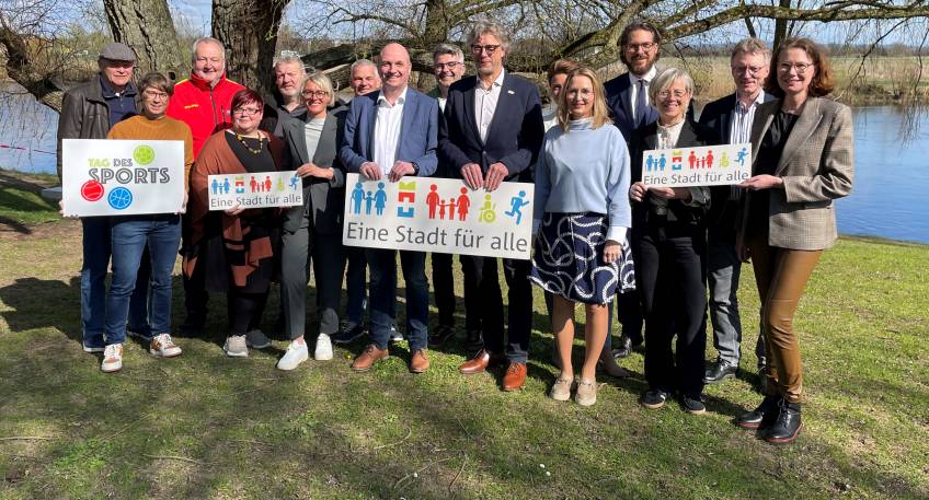 https://www.hallo-minden.de/data-minden/Archiv_Bilder/2025/202504_April/20250422_hallo_minden_minden_Team_und_Sponsoren_Eine_Stadt_fur_alle_2025_2.jpg