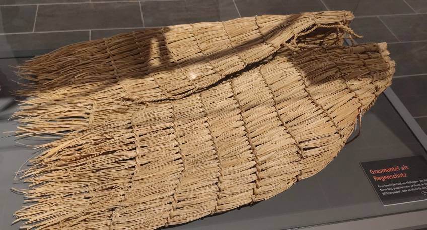 https://www.hallo-minden.de/data-minden/Archiv_Bilder/2025/202505_Mai/20250511_hallo_minden_MiMu_Grasmantel_Vitrine.jpg