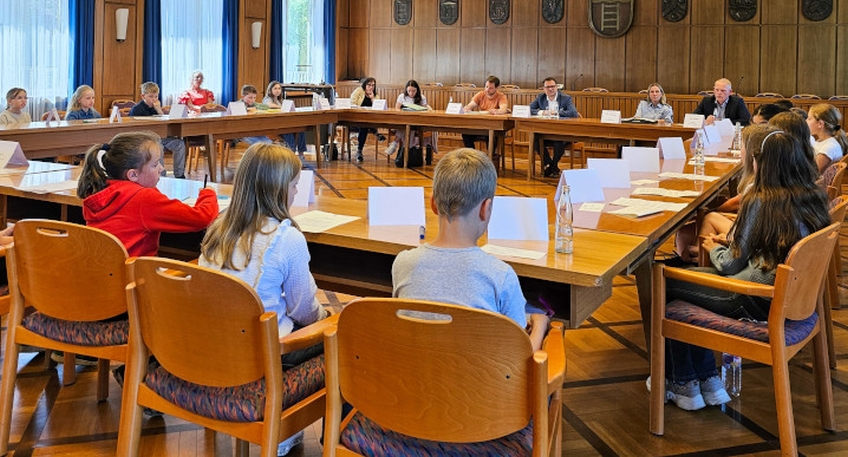 https://www.hallo-minden.de/data-minden/Archiv_Bilder/2025/202505_Mai/20250525_hallo_minden_bad_oeynhausen_kinderparlament.jpg