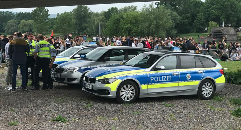 Alle Jahre wieder ziehen geschätzt tausende meist junger Menschen am Himmelfahrtstag (Vatertag) mit Boller- oder Einkaufswagen los. In Minden sind an diesem Tag das Glacis, die Weserpromenade und der Weserstrand auf dem Rechten Weserufer mit feiernden Gruppen hoch frequentiert. 