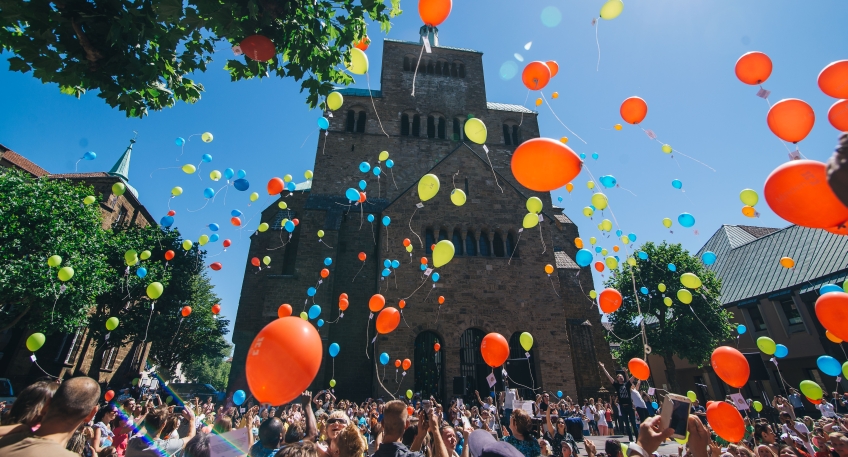 https://www.hallo-minden.de/data-minden/Archiv_Bilder/2025/202506_Juni/20250622_hallo_minden_minden_Minden_singt_LuftballonsPaul_Olfermann.jpg