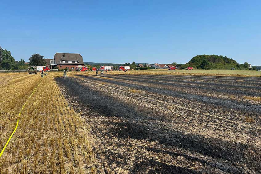 Die Freiwillige Feuerwehr Porta Westfalica wurde am Mittwoch, 13.08.2025, zu einem Flächenbrand auf einem abgeernteten Kornfeld an der Ellernstraße-Ellerburger Straße alarmiert. Der Brand hatte eine größere Fläche mit Stroh erfasst, konnte aber schnell unter Kontrolle gebracht werden.