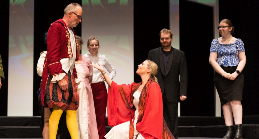 https://www.hallo-minden.de/data-minden/Archiv_Bilder/2025/202508_August/20250824_hallo_minden_stadttheater_minden_Probe_Shakespeare_am_Kiosk_FotoChristianSchwier.jpg