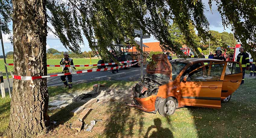 Auf der Wietersheimer Straße im Petershäger-Ortsteil Frille hat sich am Montagnachmittag ein schwerer Verkehrsunfall ereignet. Beteiligt waren ein Treckergespann und ein PKW. Zwei Personen erlitten schwere Verletzungen, darunter ein Kind.