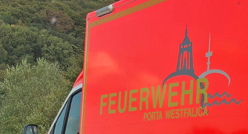 Wegen eines Unfalls wurden Polizei, Rettungsdienst und Feuerwehr am Samstagabend gegen 19.45 Uhr zum Bahnhof Porta Westfalica-Hausberge an die Straße "Platte Weide" gerufen.
