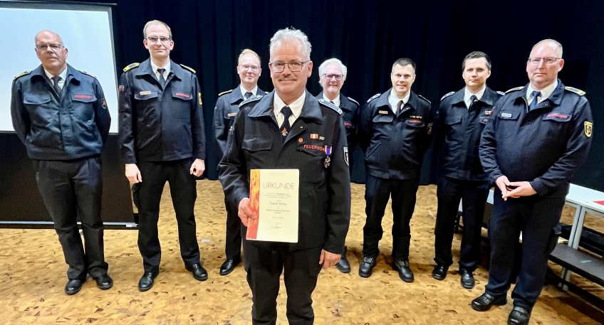 https://www.hallo-minden.de/data-minden/Archiv_Bilder/2025/202510_Oktober/20251210_hallo_minden_minden_feuerwehr_beforderung.jpg