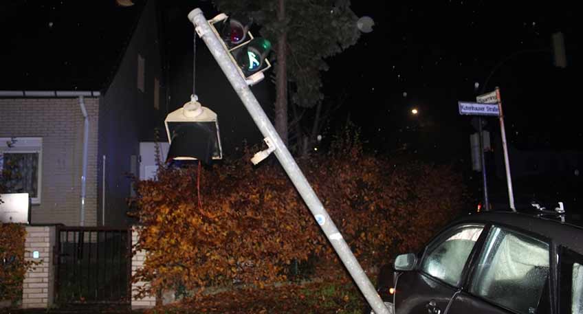 Ein Autofahrer beschädigte am Freitagabend bei einem Kreuzungsunfall zwischen zwei Fahrzeugen nicht nur die dortige Ampel, sondern fiel durch weitere Verkehrsverstöße auf. Zudem wurde bei dem Unfall eine Person leicht verletzt.