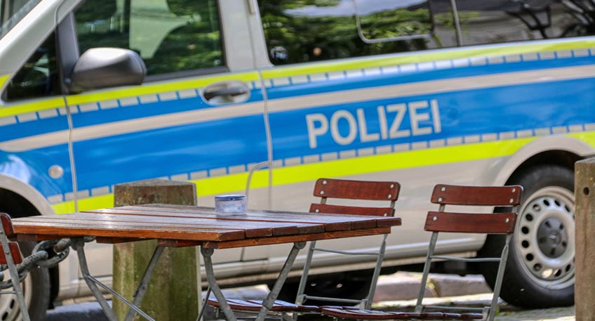 Nachdem einer Seniorin in der Mindener Innenstadt die Geldbörse entwendet wurde, hat ein bisher unbekannter Täter mithilfe der EC-Karte Bargeld abgehoben. Um dem Täter auf die Spur zu kommen, hoffen die hiesigen Ermittler nun im Zuge der Öffentlichkeitsfahndung auf Hinweise aus der Bevölkerung.