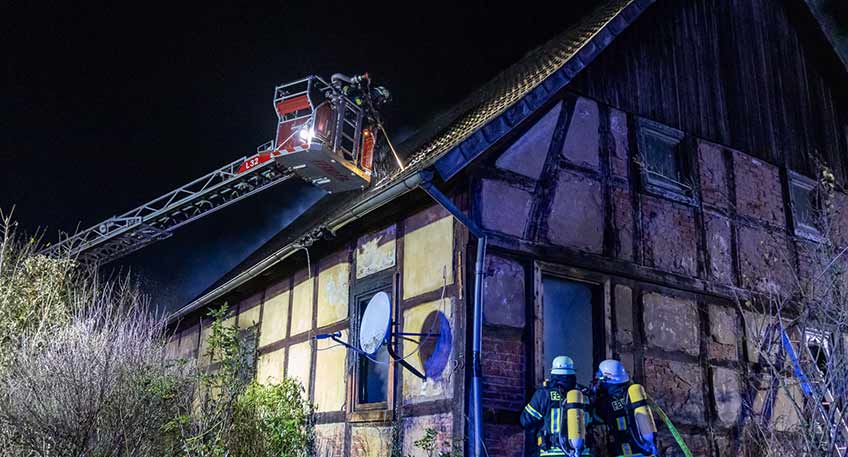 Die Freiwillige Feuerwehr Porta Westfalica wurde am Donnerstag, 04.12.2025, gegen 20:53 Uhr zu einem Wohnungsbrand an der Weserstra&szlig;e in Eisbergen alarmiert. Im Haus wurde eine verstorbene Person aufgefunden und geborgen, die L&ouml;scharbeiten gestalteten sich aufwendig.