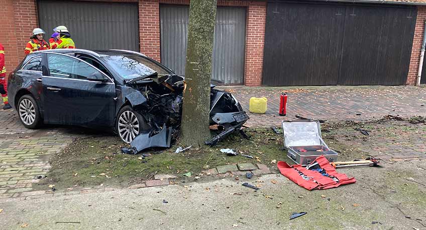 20251208 hallo minden unfall baum 00