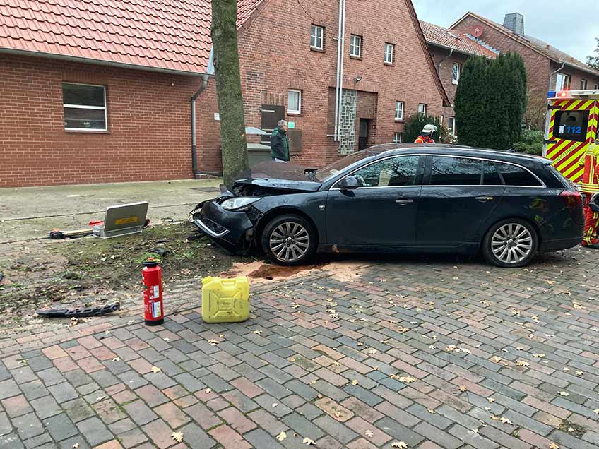 20251208 hallo minden unfall baum 00
