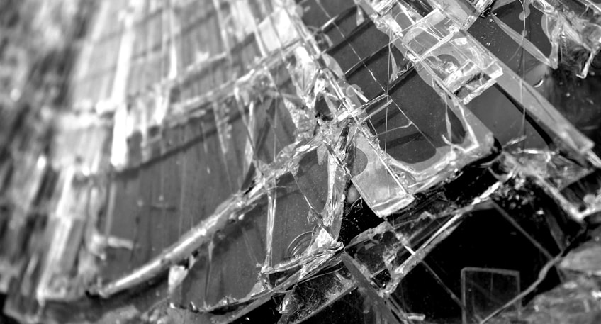 Im Korfskamp wurden am Samstagabend zwischen 19 Uhr und 21 Uhr ein Hyundai und ein VW angegangen. Die Täter schlugen bei dem grauen i20 die Scheibe der Fahrerseite ein und entwendeten eine Geldbörse.