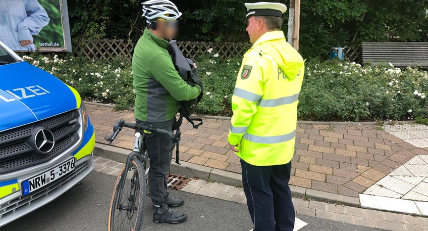 Anl&auml;sslich des bundesweiten Kontrolltages "sicher.mobil.leben" nahmen die Verkehrsexperten der Polizei Minden-L&uuml;bbecke mit dem Ziel der Vermeidung von Unfallgefahren am Dienstag (28. April) in Minden, Bad Oeynhausen und Porta Westfalica besonders das Fahrverhalten von Zweiradfahrern in den Blick.