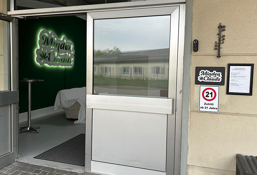 Die Cannabislegalisierung in Deutschland ist nun zwei Jahre alt. F&uuml;r Konsumentinnen und Konsumenten hat sich die Lage jedoch weniger grundlegend ver&auml;ndert, als es die politische Entscheidung vermuten lie&szlig;. Legale M&ouml;glichkeiten, an Cannabis oder &auml;hnliche erlaubte Produkte zu gelangen, sind weiterhin rar.