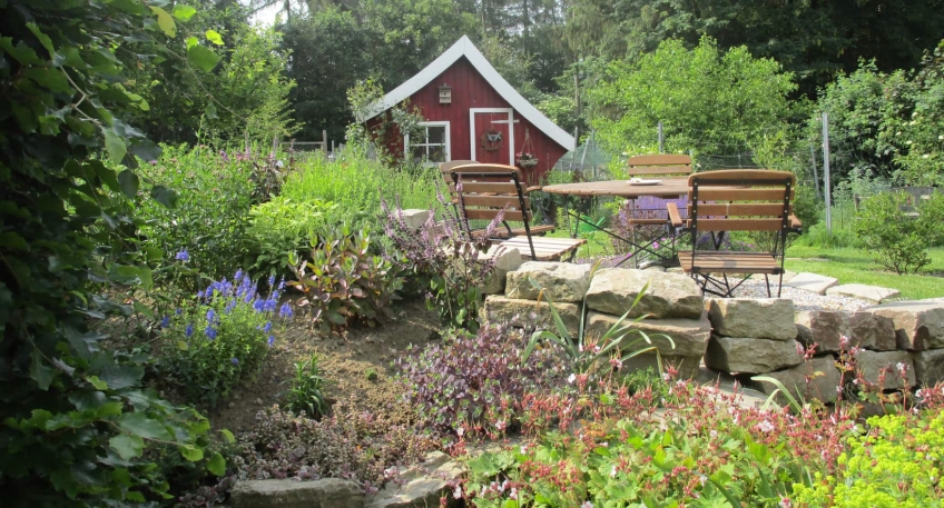 https://www.hallo-minden.de/data-minden/Archiv_Bilder/2026/202605_Mai/20260510_hallo_minden_minden_lubbecke_HUL_Garten_Kottkamp_Sitzecke_vorm_Huehnerhaus_mit_Gartenblick.jpg