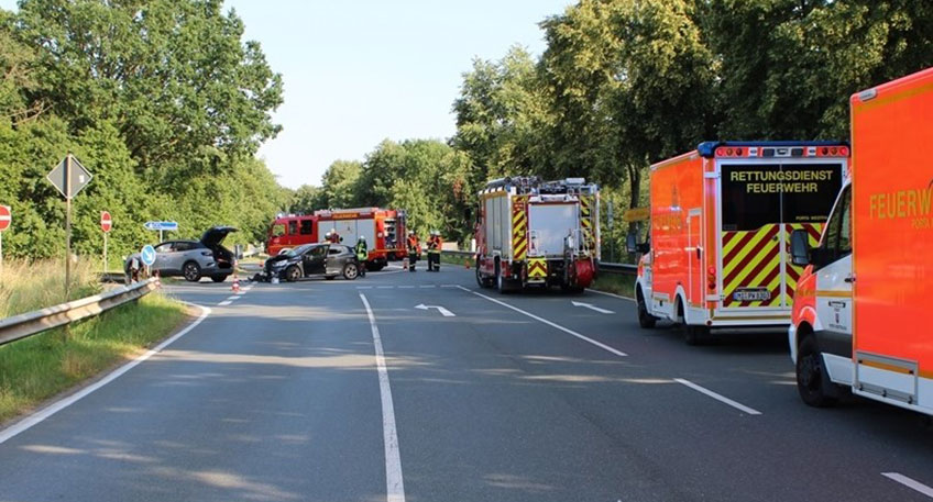 Bei einem Verkehrsunfall im Ortsteil Veltheim sind am Sonntagabend drei Personen leicht verletzt worden. Im Einm&uuml;ndungsbereich zur Autobahn 2 kollidierten zwei mit Familien besetzte Fahrzeuge.